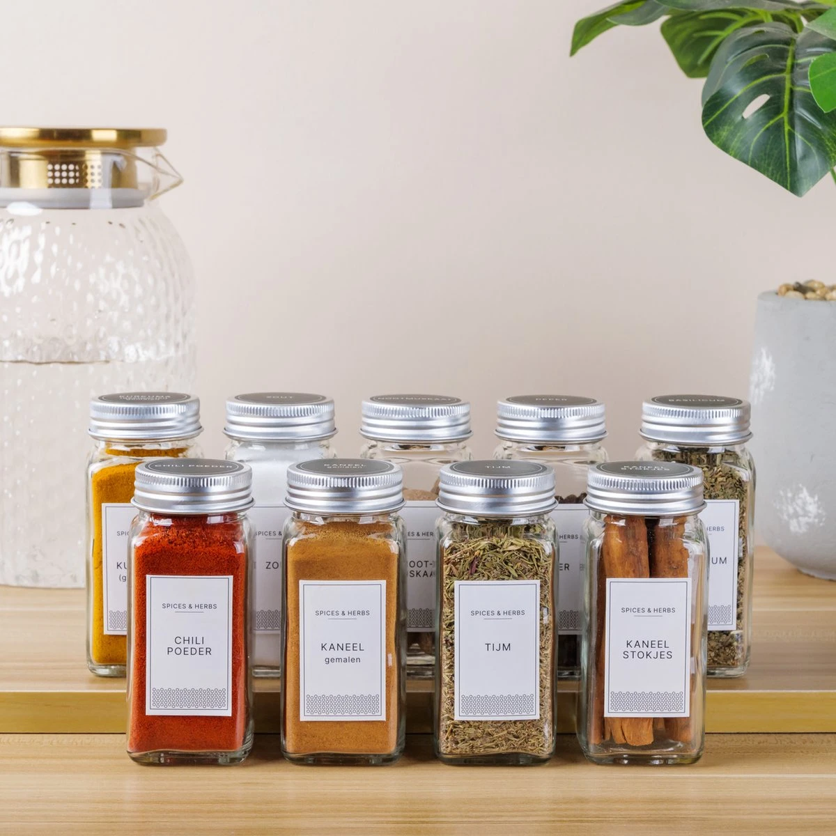 36 Glazen Kruidenpotjes Vierkant Met Deksel - Kruidenstrooier - Complete Set Met Strooideksels, Voorbedrukte Stickers En Trechter - Inhoud 120 Ml - 10,5 X 4,3 Cm 5 36 Glazen Kruidenpotjes Vierkant Met Deksel - Kruidenstrooier - Complete Set Met Strooideksels, Voorbedrukte Stickers En Trechter - Inhoud 120 Ml - 10,5 X 4,3 Cm - Afbeelding 3