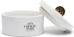 Riviera Maison Voorraadpot Met Deksel, Koekjestrommel - It's Cookie Time Storage Jar - Wit - Porselein 7 Riviera Maison Voorraadpot Met Deksel, Koekjestrommel - It's Cookie Time Storage Jar - Wit - Porselein -PeeWee-winkel 1200x609