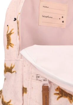 Kidzroom Hug Me - Rugzak - 2 T/m 6 Jaar - Roze - Luipaard 26 Kidzroom Hug Me - Rugzak - 2 T/m 6 Jaar - Roze - Luipaard -PeeWee-winkel 841x1200 1