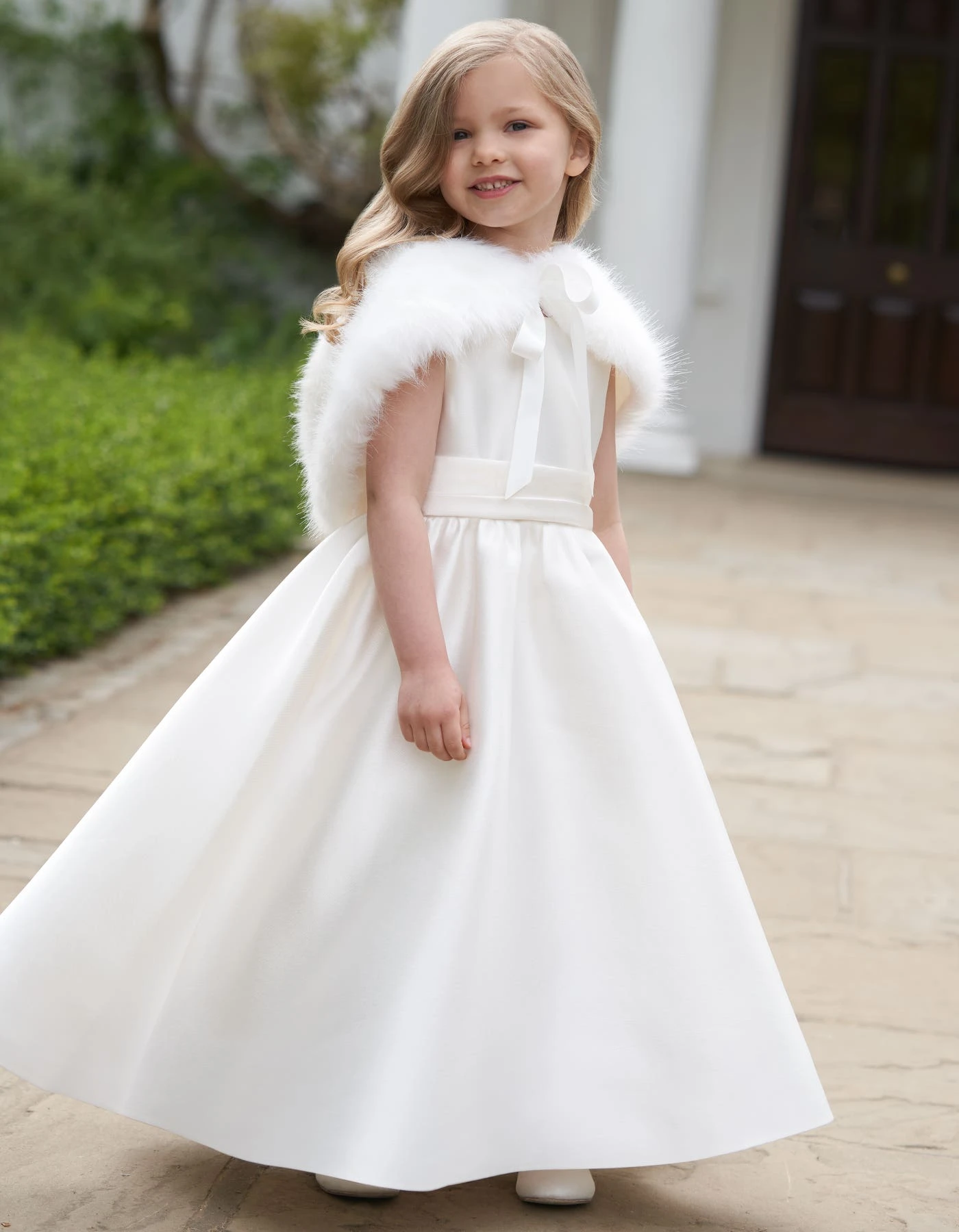 Marta A Cute Faux Fur Flower Girl Bolero 4 Marta A Cute Faux Fur Flower Girl Bolero - Afbeelding 2